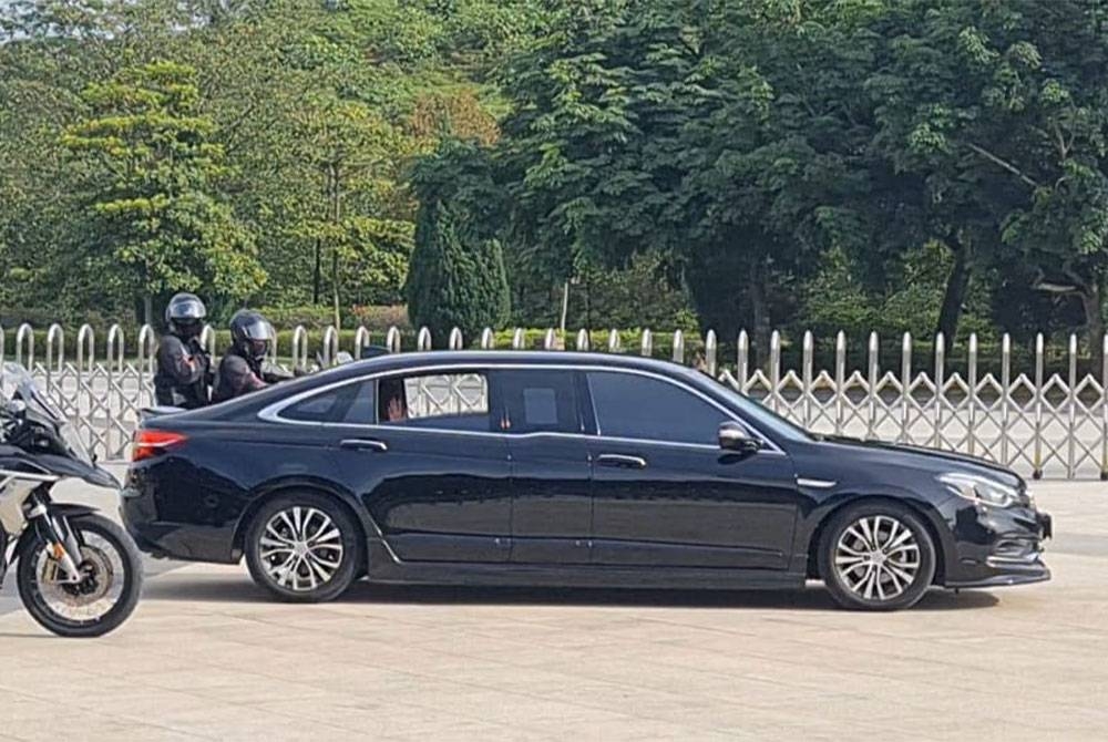 Anwar sempat melambai kepada petugas media yang hadir membuat liputan di Istana Negara pada Jumaat.