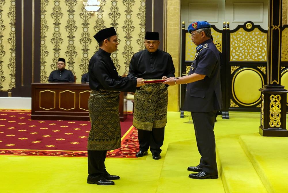 Al-Sultan Abdullah berkenan mengurniakan watikah pelantikan kepada Pesuruhjaya Tinggi Malaysia ke Pakistan, Mohammad Azhar Mazlan di Istana Negara hari ini. Foto Bernama