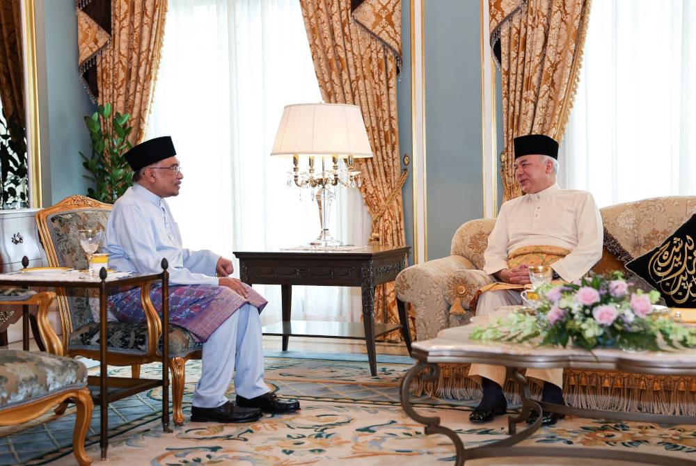 Sultan Nazrin berkenan menerima menghadap Anwar di Istana Kinta hari ini. Foto Bernama