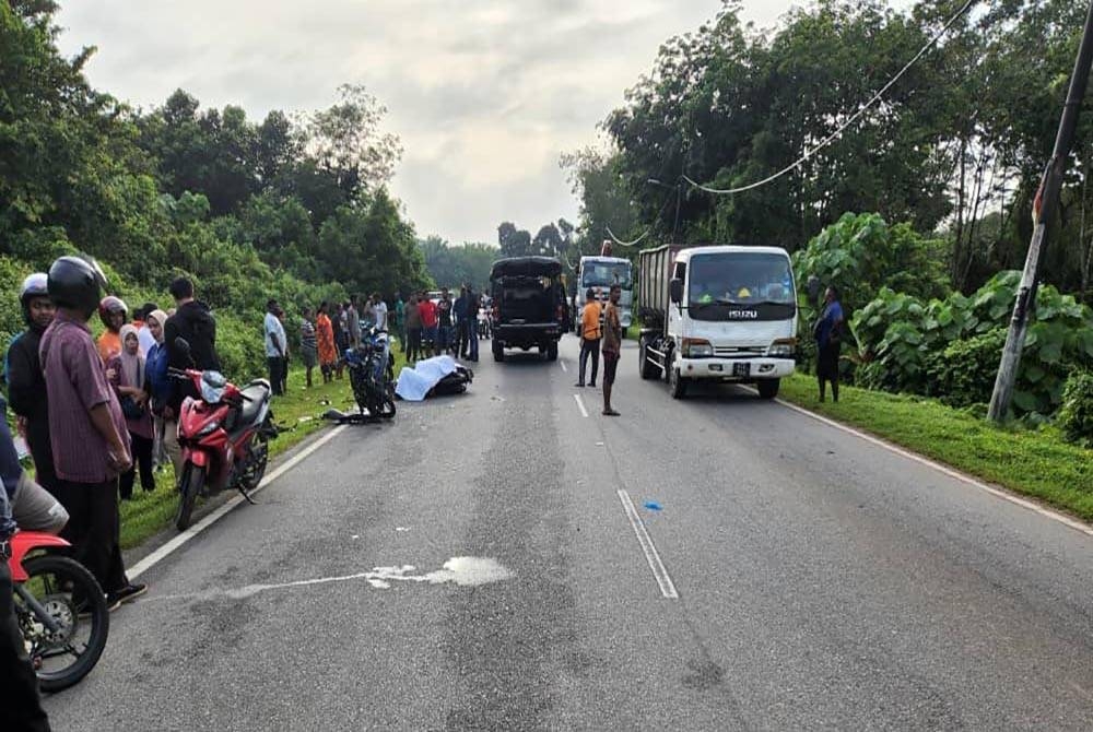 Keadaan lokasi kemalangan yang mengakibatkan dua penunggang motosikal maut. Foto: Ihsan PDRM