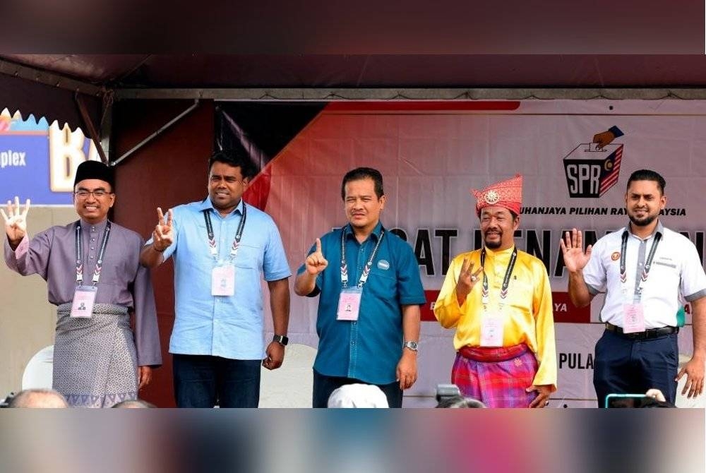 (Dari kiri) Mohamad Sofee, Sivaraj, Azman, Hamzah dan Sreanandha pada hari penamaan calon Padang Serai.