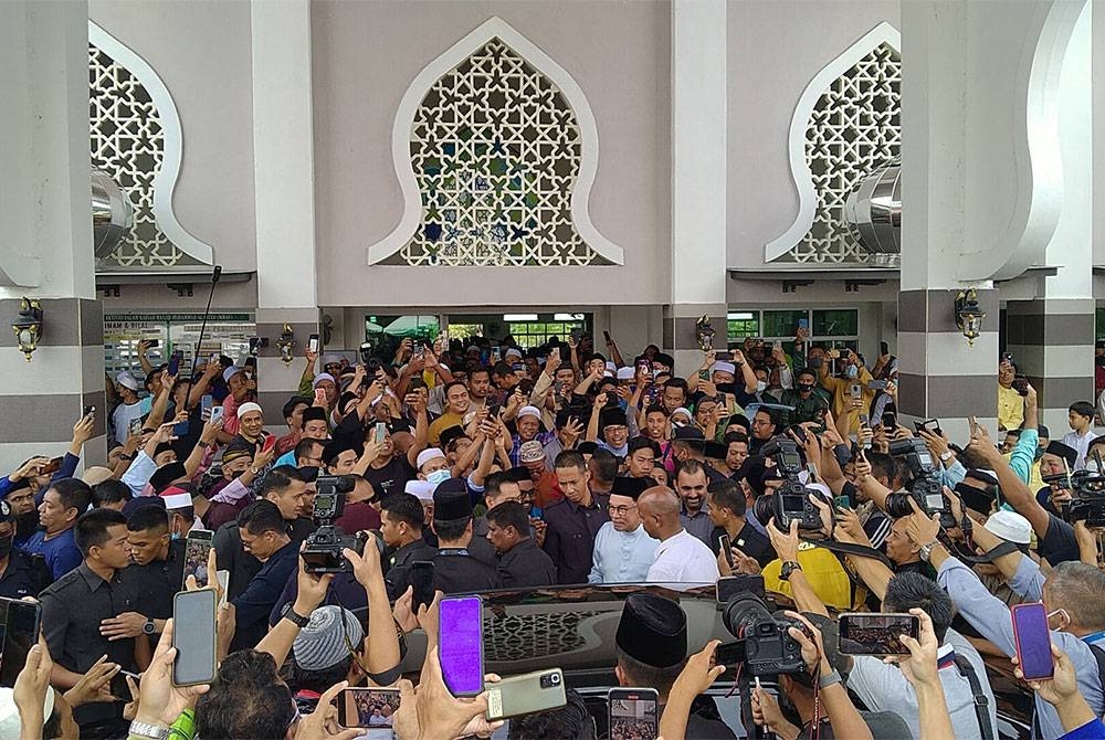 Anwar dikerumuni jemaah yang hadir selepas solat Jumaat di Masjid Muhammad Al-Fateh, Taman Jati di Ipoh pada Jumaat.