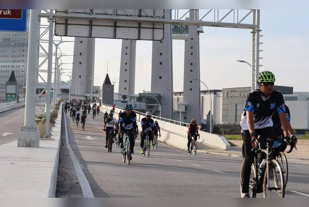 Sebahagian peserta Terengganu Drawbridge Bike Run Bike yang diadakan pada 26 November melalui jambatan angkat di Kuala Terengganu.