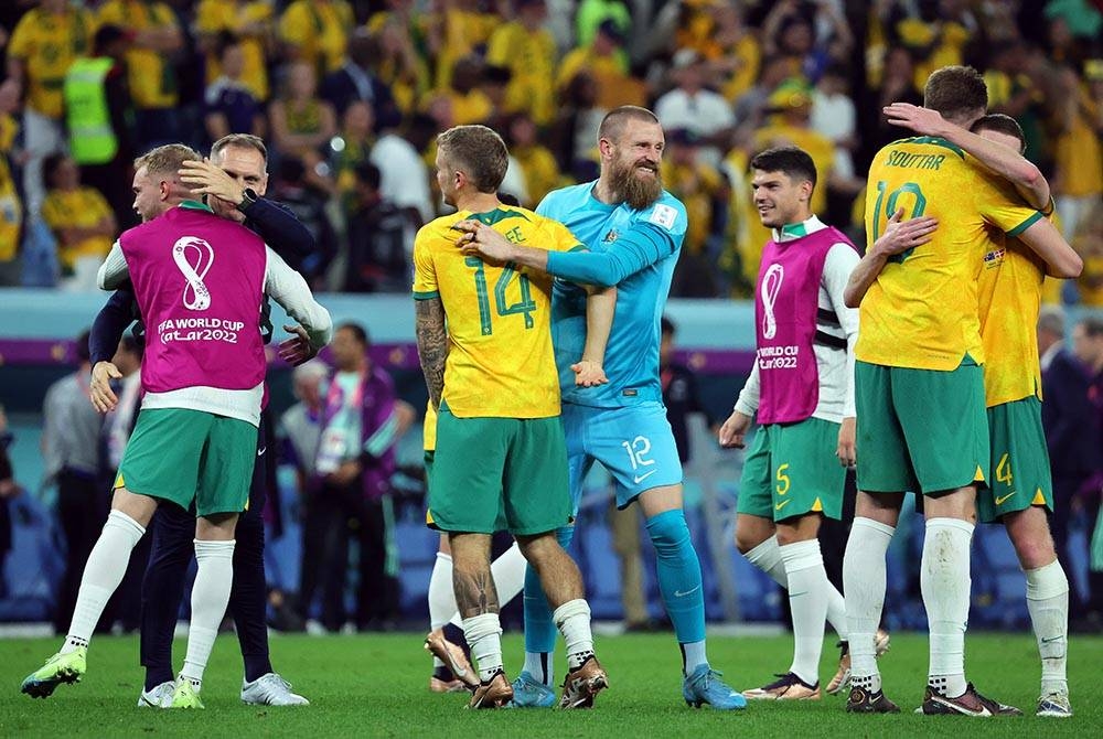 Australia tekad melakar kejutan ke atas Argentina pada aksi kalah mati Piala Dunia Qatar 2022 di Stadium Ahmad Ali pada Ahad. Foto EPA