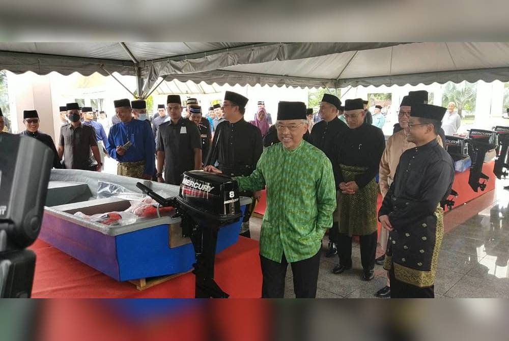 Al-Sultan Abdullah melihat bot yang disumbangkan pada majlis majlis pengurniaan bot dan sumbangan kepada asnaf selepas solat Jumaat di Masjid Sultan Ahmad Shah di sini.