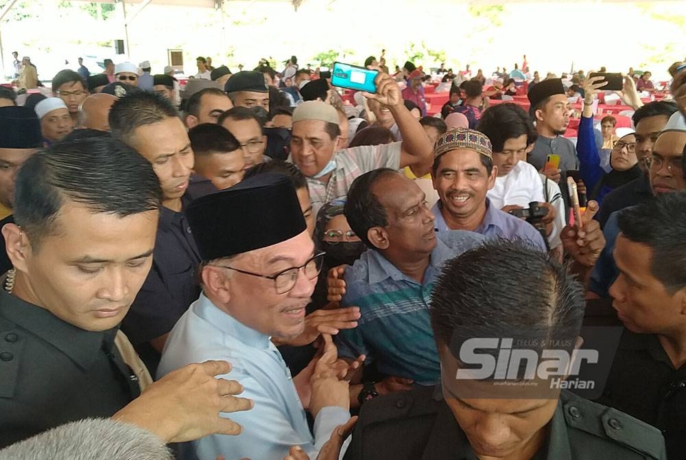 Anwar bertemu masyarakat Tambun selepas program Kenduri Rakyat Bersama Perdana Menteri berhampiran Masjid Muhammad Al-Fateh, Taman Jati pada Jumaat.