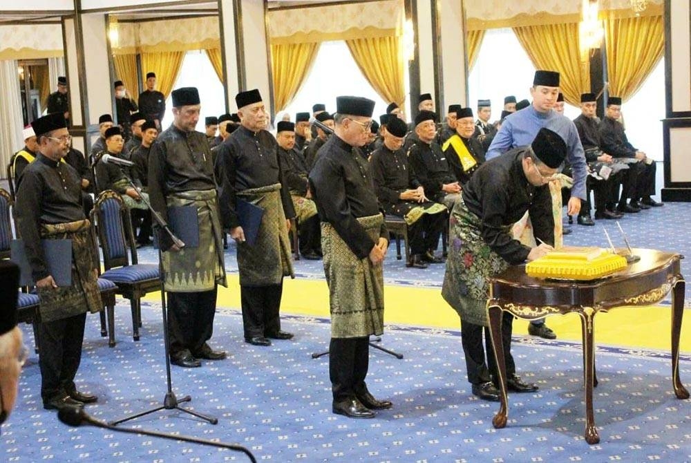 10 ADUN BN dan PH mengangkat sumpah sebagai Ahli Majlis Mesyuarat Kerajaan (Exco) Pahang pada Jumaat. - Foto Twitter Pahang Media