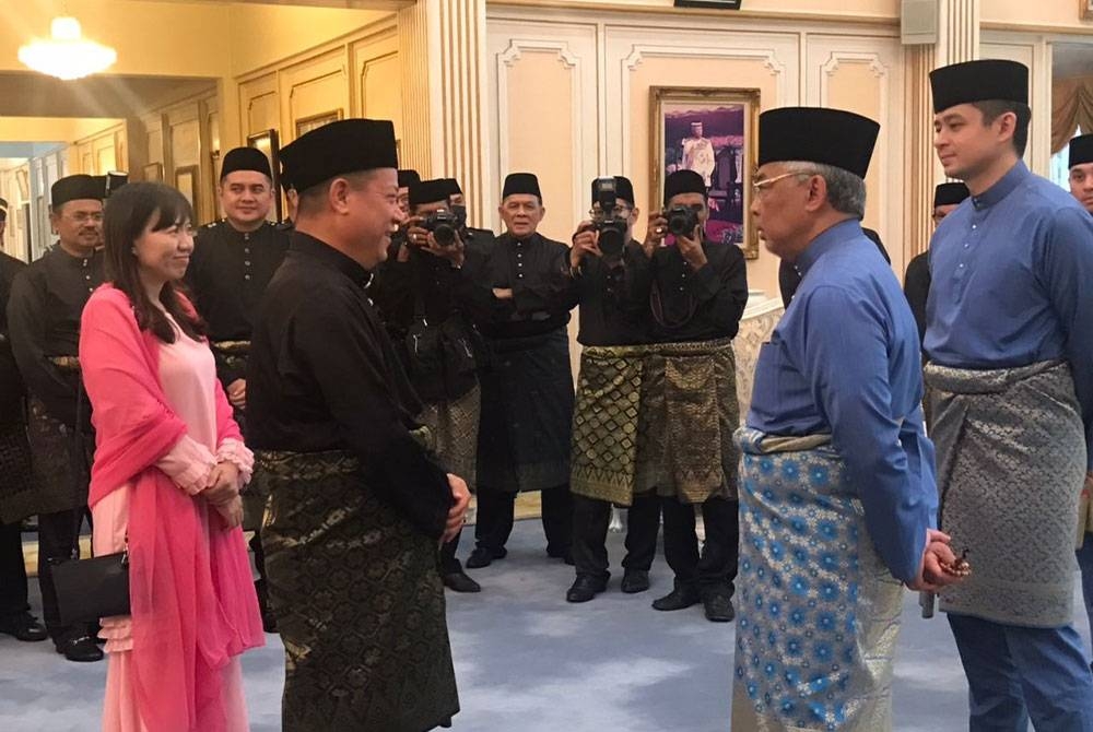 Yang di-Pertuan Agong Al-Sultan Abdullah Ri’ayatuddin Al-Mustafa Billah Shah bersama Pemangku Raja Pahang, Tengku Hassanal Ibrahim Alam Shah Al-Sultan Abdullah Ri’ayatuddin Al-Mustafa Billah Shah berkenan beramah mesra dengan Chon Siang dan Yu Man di Istana Abu Bakar, Pekan.