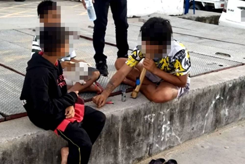 Kanak-kanak dilihat sedang menghisap ganja di Pantai Pattaya, Thailand. - Agensi