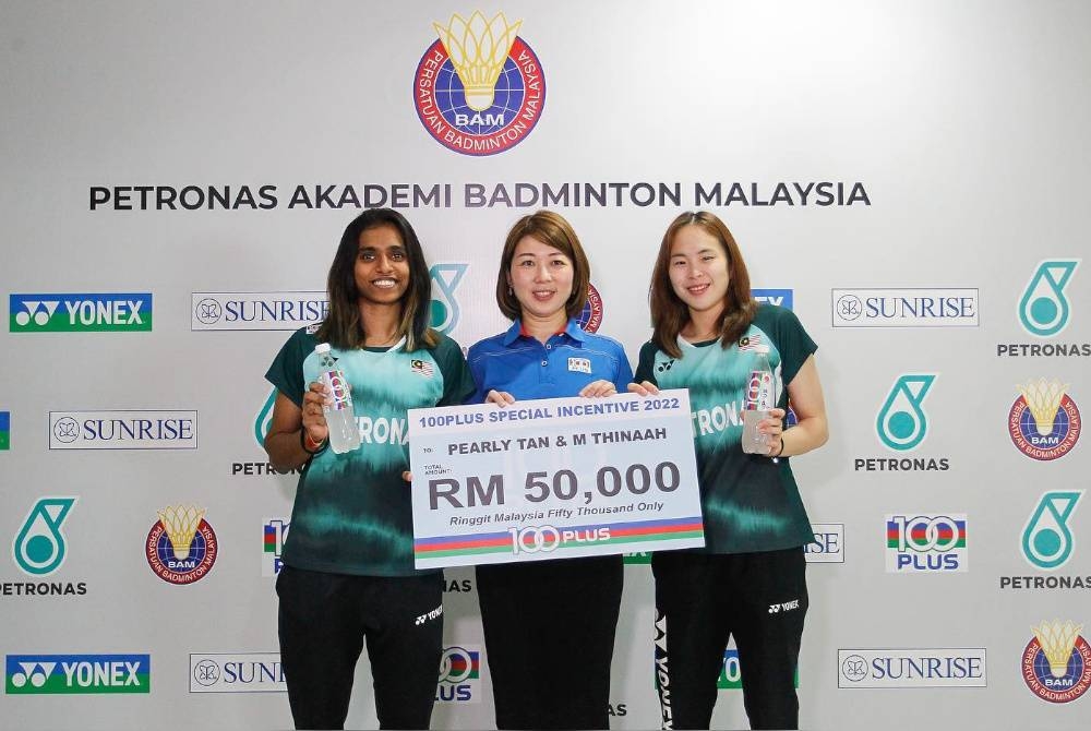 Pearly-Thinaah menerima insentif RM50,000 daripada 100PLUS menjelang Final Jelajah Dunia BWF. - Foto Badminton Association of Malaysia - BAM