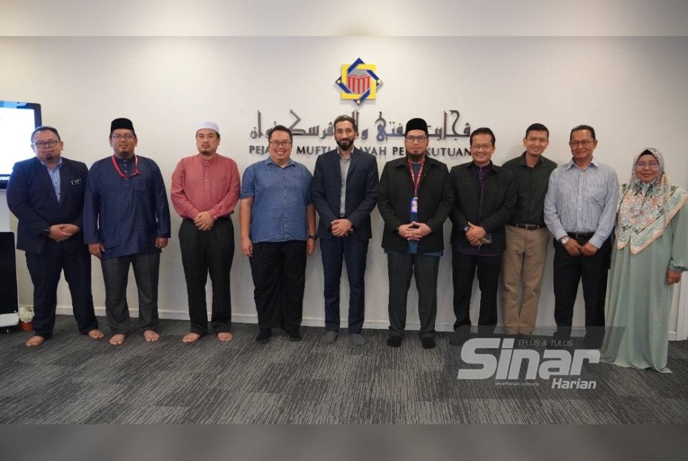 Nouman (lima dari kiri), Syed Shahridzan (enam dari kiri) bersama tetamu dan kakitangan di Pejabat Mufti Wilayah Persekutuan Putrajaya pada Jumaat.