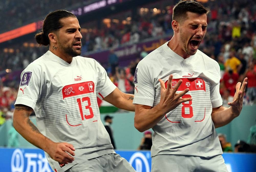 Freuler (kanan) menyumbat gol kemenangan Switzerland ketika menewaskan Serbia 3-2 dalam saingan Kumpulan G Piala Dunia Qatar di Stadium 974 pada Sabtu. - Foto EPA