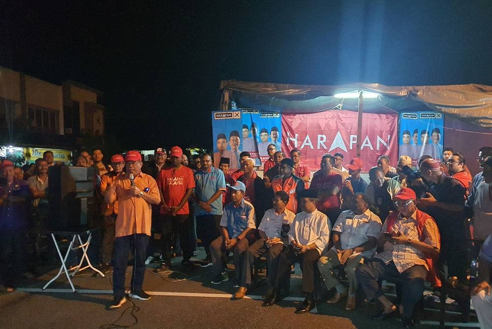 Jamil Khir (tiga dari kanan) turut berada sepentas bersama pimpinan PH dalam kempen ceramah yang diadakan di Taman Desa Aman, Padang Meiha pada Jumaat.