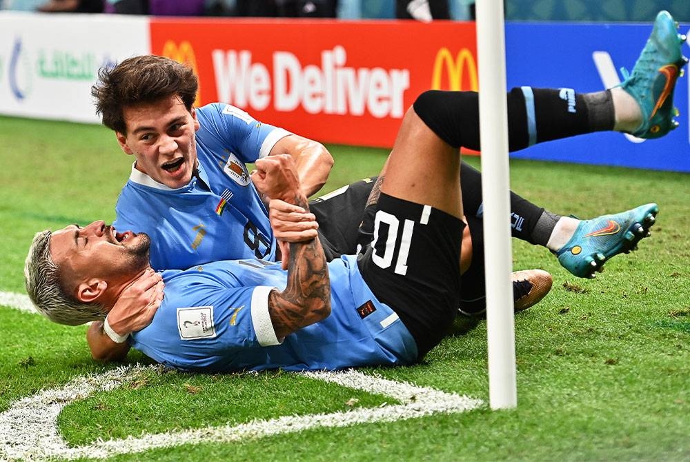 Giorgian de Arrascaeta (depan) dan Facundo Pellistri (belakang) meraikan jaringan kedua semasa perlawanan Kumpulan H Piala Dunia Qatar 2022, Uruguay menentang Ghana di Stadium Al Janoub, Al Wakrah. - Foto EPA