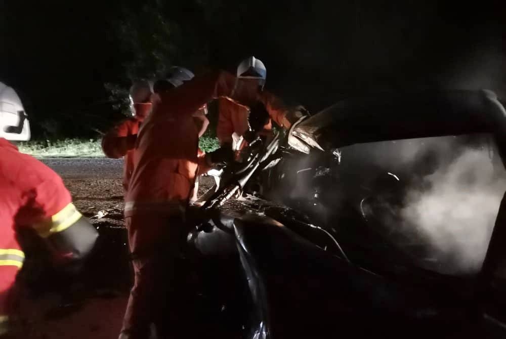 Bomba sedang mengeluarkan mangsa yang rentung selepas kenderaan dinaikinya terbakar di KM 33 Jalan Pekan-Nenasi- Rompin pada malam Jumaat. - Foto
Bomba Pahang