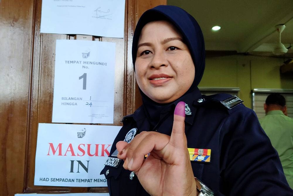 Noor Pazilah bersemangat datang awal untuk menjadi pengundi pertama sempena hari pengundian awal Parlimen Padang Serai di IPD Kulim pada Sabtu.