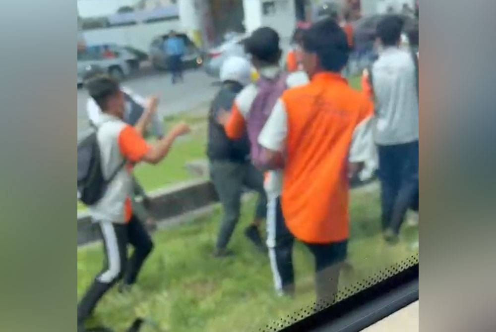 Sekumpulan pelajar sekolah ditahan kerana disyaki terlibat kejadian pergaduhan beramai-ramai berhampiran sebuah sekolah di Kajang. Foto PDRM