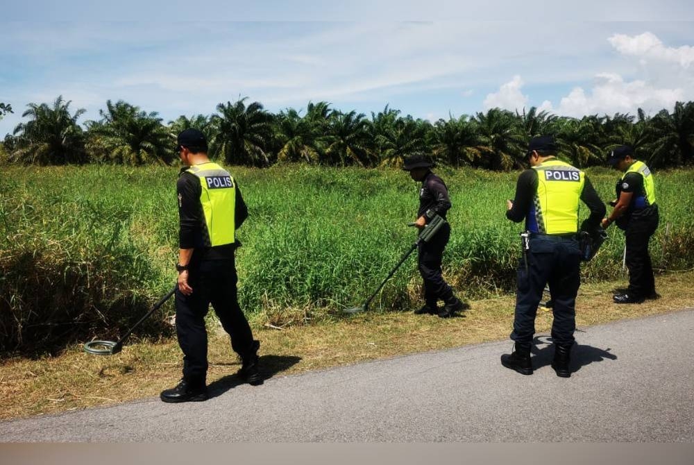 Polis menjalankan operasi mencari bahan bukti di Lorong Cempaka, Kampung Sungai Kajang berhubung penemuan mayat lelaki pada 29 November lalu.