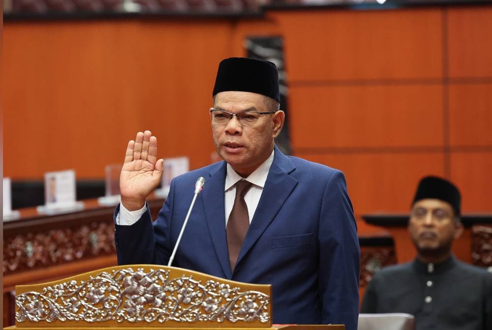 Saifuddin Nasution mengangkat sumpah jawatan sebagai Ahli Dewan Negara bagi tempoh sepenggal berkuat kuasa pada Sabtu. - Foto Bernama