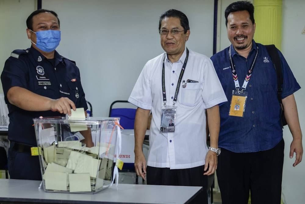 Ikmalrudin (tengah) ketika meninjau proses mengundi awal sempena PRU15 bagi DUN Tioman di Ibu Pejabat Polis Daerah Rompin pada Sabtu. - Foto Bernama