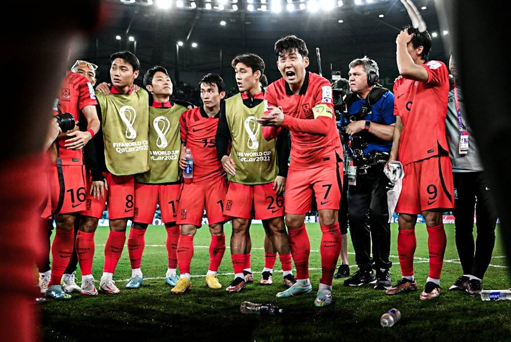 Heung-min dan rakan selepas perlawanan menentang Portugal di Stadium Education City pada Sabtu.- Foto Agensi