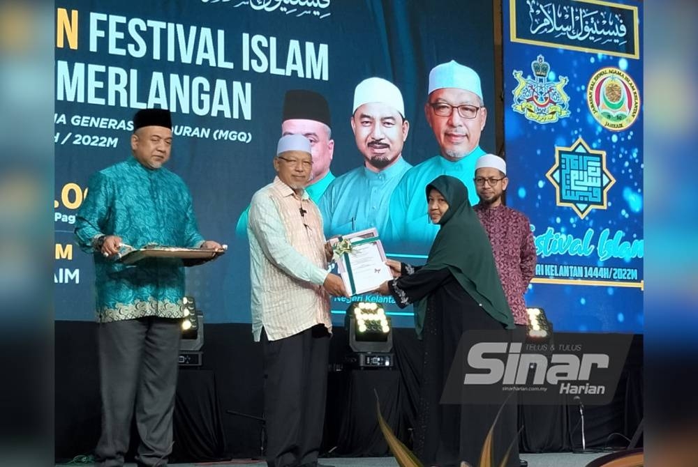 Ahmad (dua dari kiri) menyampaikan sijil penghargaan kepada guru pembimbing yang menyertai Festival Islam dan Apresiasi Kecemerlangan pada Sabtu.