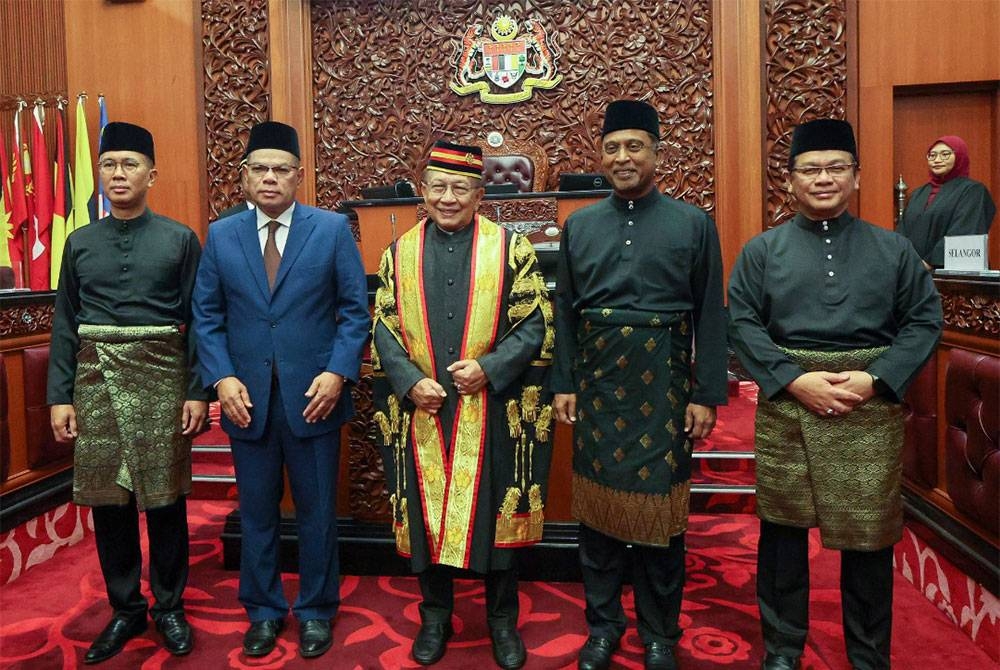 Rais Yatim (tengah) bergambar kenangan bersama Ahli Dewan Negara yang baharu selepas upacara mengangkat sumpah jawatan di Parlimen pada Sabtu. - Foto Bernama