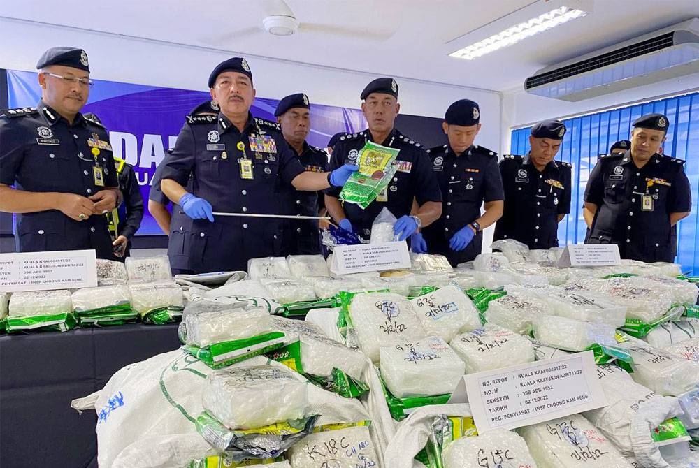 Muhamad Zaki (dua dari kiri) bersama pegawainya menunjukkan syabu bernilai RM9.5 juta yang dirampas pada sidang akhbar di IPD Kuala Krai pada Sabtu.