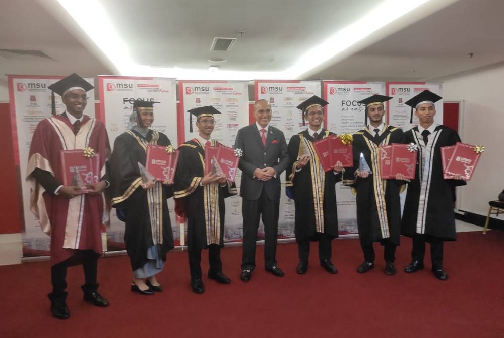 Dr Mohd Shukri (tengah) bersama para penerima anugerah khas kecemerlangan pada Majlis Konvokesyen MSU ke-30 di Dewan Canselor MSU, Shah Alam, Selangor pada Jumaat.