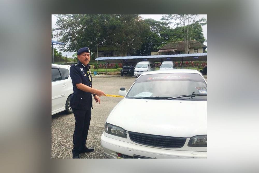 Muhamad Zaki pada Sabtu menunjukkan kereta yang membawa sembilan PATI di Kampung Tualang, Kuala Krai.