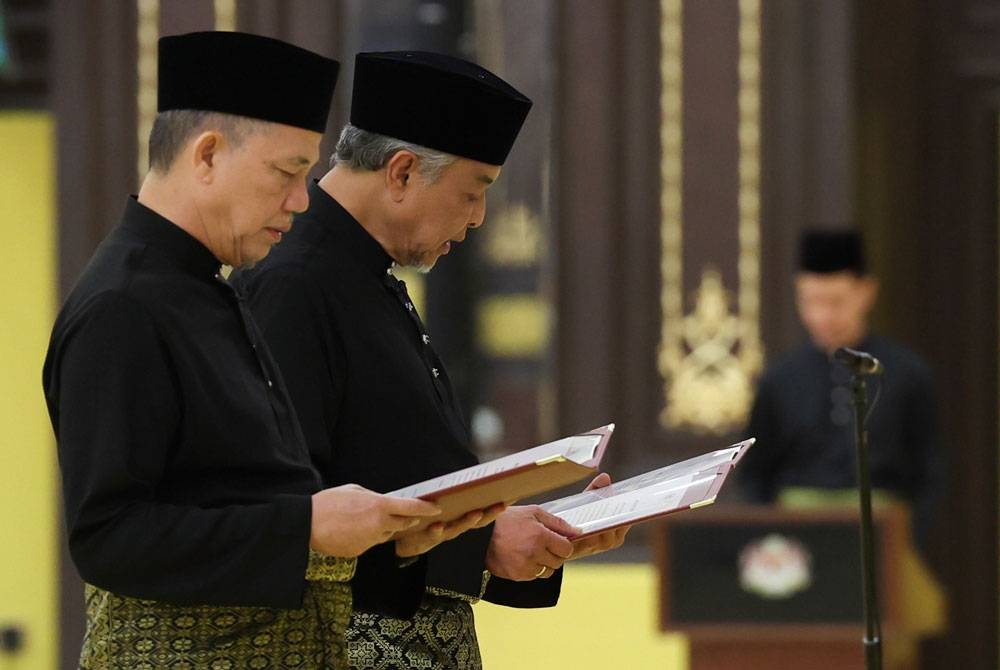 Pengerusi BN, Datuk Seri Dr Ahmad Zahid Hamidi dan Naib Presiden Kanan PBB, Datuk Seri Fadillah Yusof mengangkat sumpah jawatan sebagai Timbalan Perdana Menteri di hadapan Yang di-Pertuan Agong Al-Sultan Abdullah Ri&#039;ayatuddin Al-Mustafa Billah Shah. - Foto: Bernama