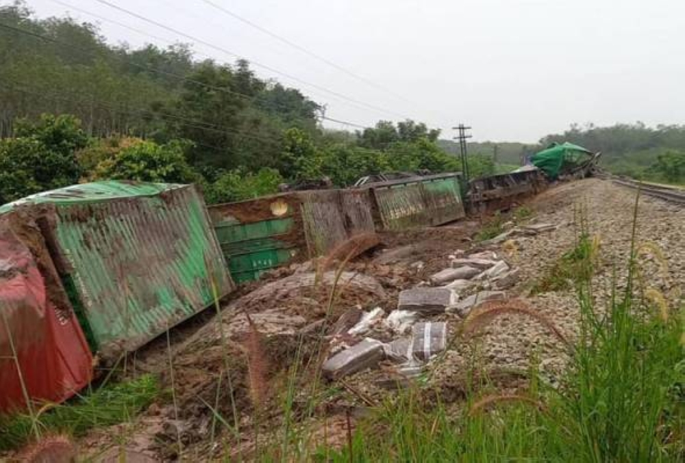 Penguat kuasa yang membuat siasatan menemui kesan letupan bom dan sedang menyiasat pihak bertanggungjawab. - Gambar/ Facebook Thai Train Guide