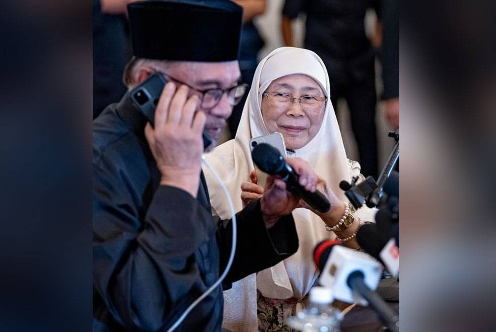 Anwar (kiri) dan Azizah - Foto Facebook Anwar Ibrahim