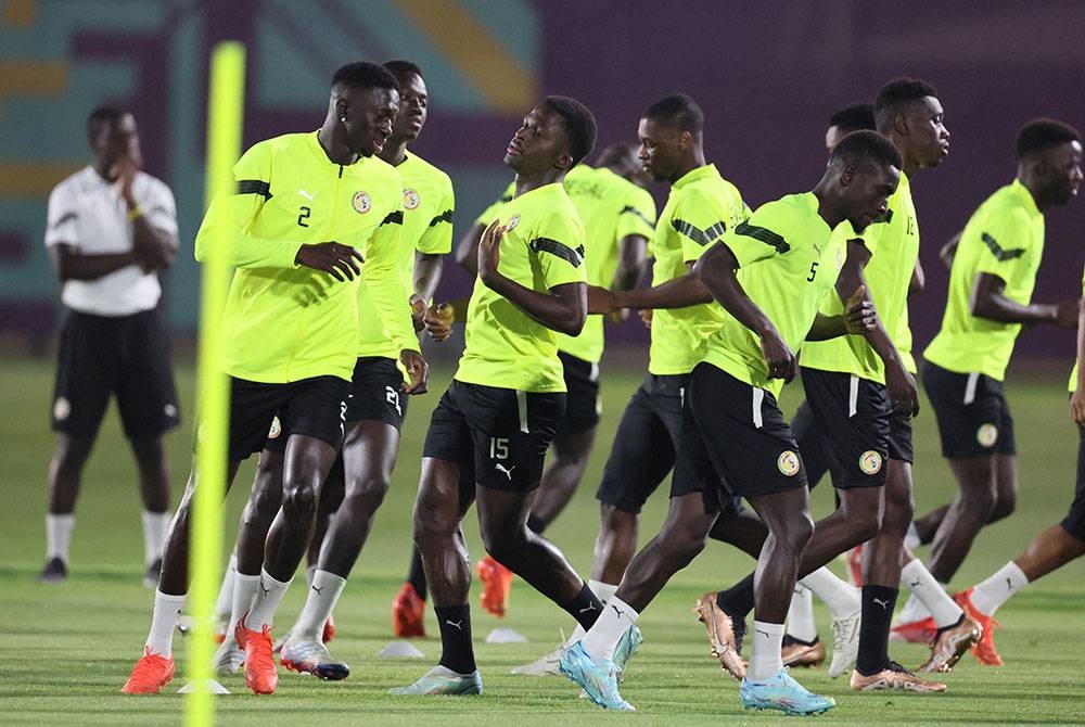 Pemain Senegal ketika menjalani sesi latihan di Al Duhail SC, Doha menjelang perlawanan pusingan 16 terbaik Piala Dunia Qatar 2022 menentang England. -Foto: AFP