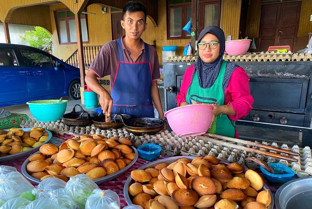 Nur Azianee (kanan) sudah lebih 10 kali menutup kedai bahulunya disebabkan telur.