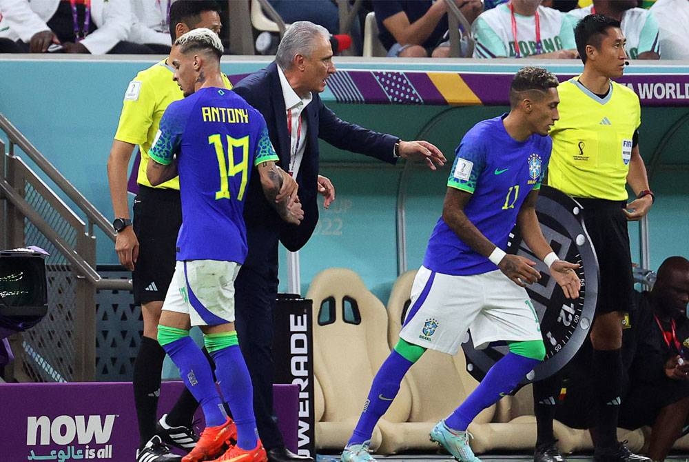 Tite (tengah) waspada dengan helah Korea Selatan menjelang aksi kalah mati Piala Dunia Qatar 2022 di Stadium Al Bayt awal pagi Selasa. - Foto EPA