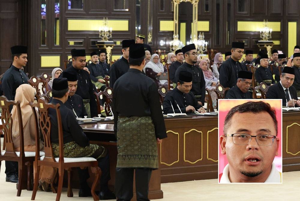 Barisan Menteri Kabinet Kerajaan Perpaduan yang baharu menandatangani Surat Cara Pelantikan selepas mengangkat sumpah di hadapan Yang di-Pertuan Agong. -Foto Bernama, gambar kecil: Amirudin