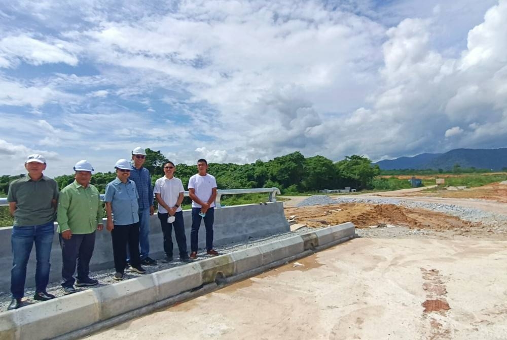 Rumaizi (tiga dari kiri) meninjau perkembangan Projek Penyambungan Jalan Bagi Cadangan Jalan Utama Meru Raya-Klebang, Ipoh pada Ahad.