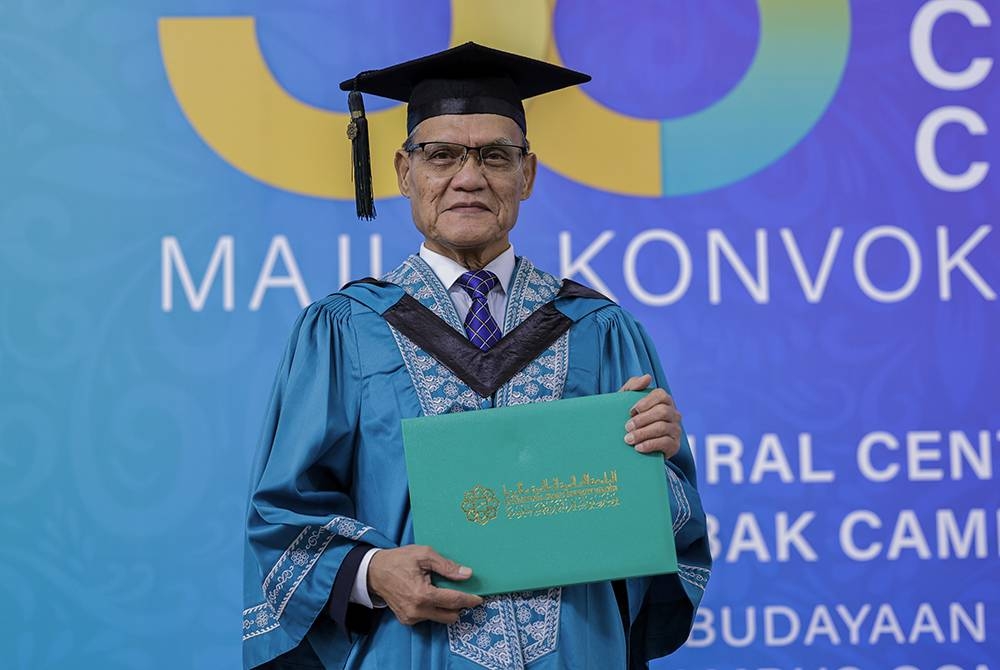 Adnan Yaakob menerima Ijazah Sarjana Muda Undang-Undang pada Majlis Konvokesyen Universiti Islam Antarabangsa Malaysia (UIAM) Ke-38 di UIAM Kampus Gombak. - Foto Bernama.