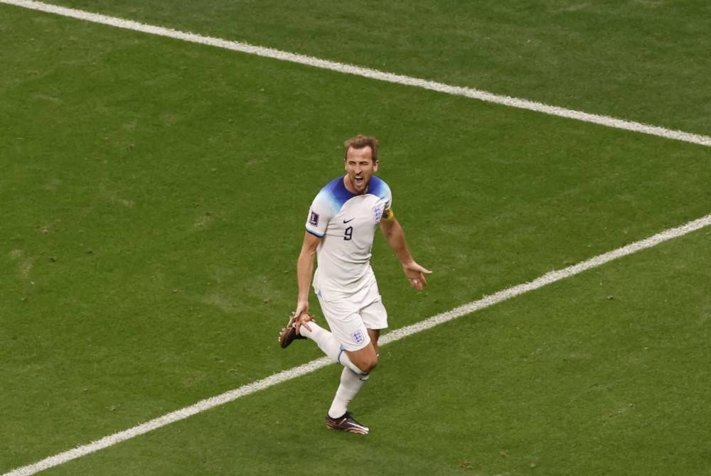 Kane menjaringkan satu gol ketika membantu England menewaskan Senegal 3-0 pada aksi kalah mati Piala Dunia Qatar di Stadium Al Bayt pada Isnin. - Foto EPA