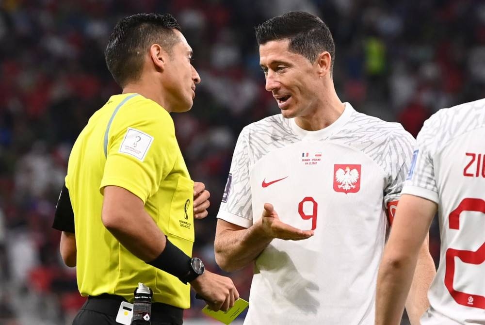 Lewandowski (tengah) masih belum memutuskan masa depannya bersama Poland di pentas antarabangsa. - Foto EPA