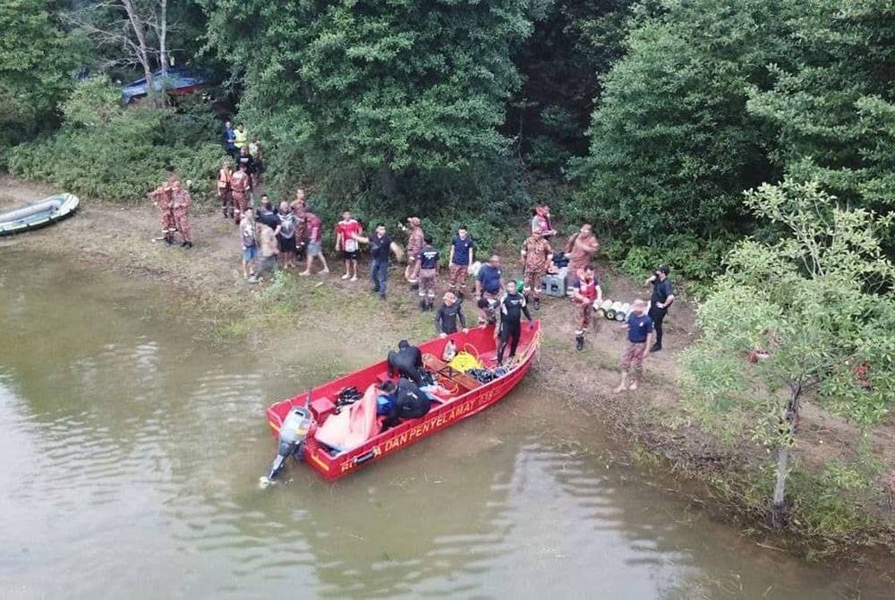 Anggota bomba melaksanakan usaha mencari dan menyelamat mangsa menggunakan kaedah selaman dan pencarian di darat.