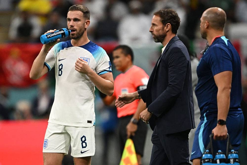 Southgate (tengah) dan England berdepan misi besar menentang Perancis pada aksi suku akhir Piala Dunia Qatar 2022 pada Ahad. - Foto AFP