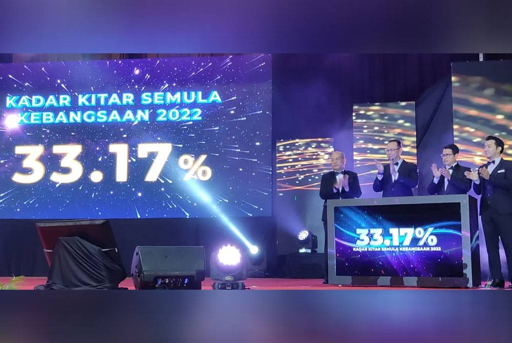 Rizalman (dua dari kiri) merasmikan gimik perasmian Majlis Malam Apresiasi Keluarga 3R sempena HKSK 2022 di Politeknik Tuanku Syed Sirajuddin di Arau pada Sabtu.