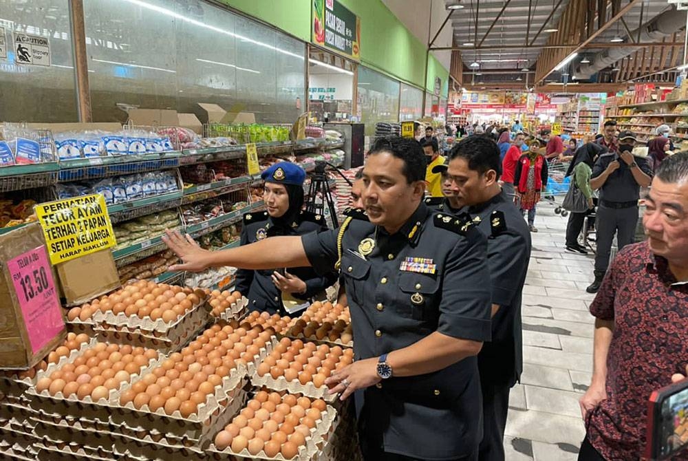 KPDNKSH Selangor menjalankan pemeriksaan di sebuah pasar raya di sekitar Gombak, Selangor pada Isnin.