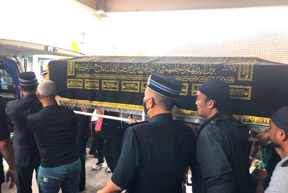 Jenazah Allahyarham diusung ke Tanah Perkuburan Kubang Bemban Mukim Bechah Resak, Chabang Empat, Tumpat.