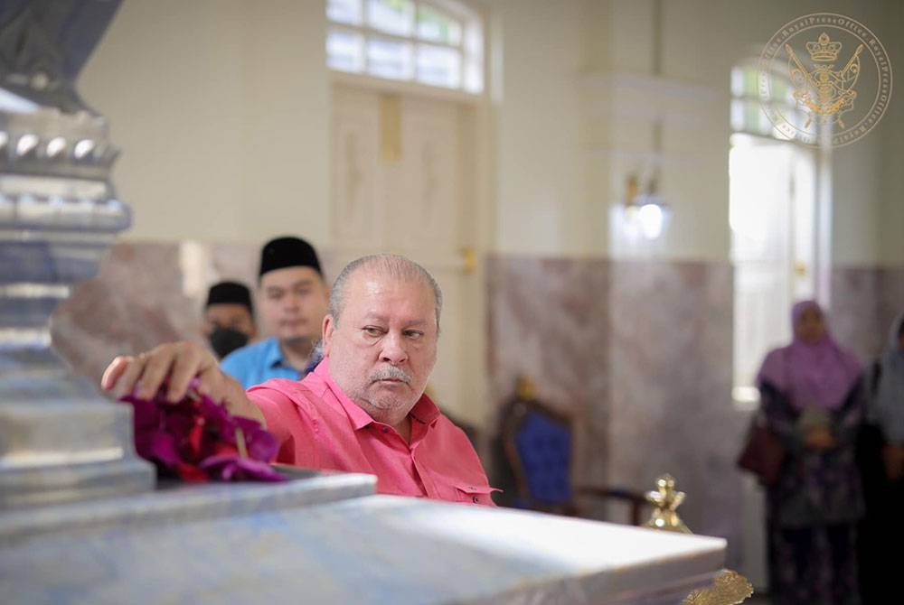 Sultan Ibrahim menabur bunga di atas pusara Almarhum Tunku Abdul Jalil. - Foto FB The Royal Johor