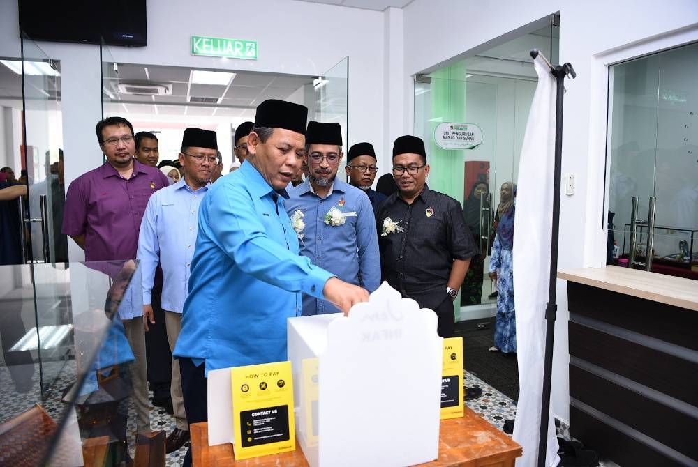 Aminuddin (depan) ketika meninjau sekitar Kompleks JHEAINS Kuala Pilah.