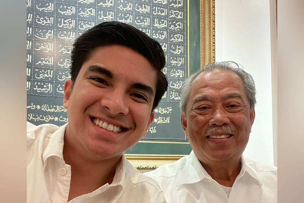 Gambar yang dikongsikan Syed Saddiq (kiri) di Facebooknya pada Isnin ketika beliau bertemu Muhyiddin.