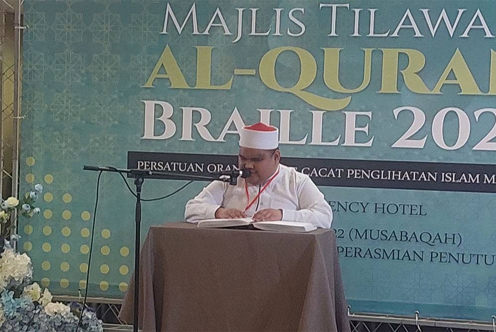 Juara keseluruhan MTQB 2022, Mohamad Syafiizwan ketika menyampaikan bacaan al-Quran pada majlis penutup.